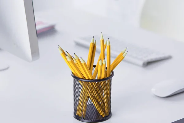 Grafiet potloden in een metalen raster-container. Concept — Stockfoto