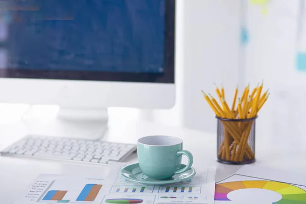 Une tasse de café sur la table du bureau — Photo