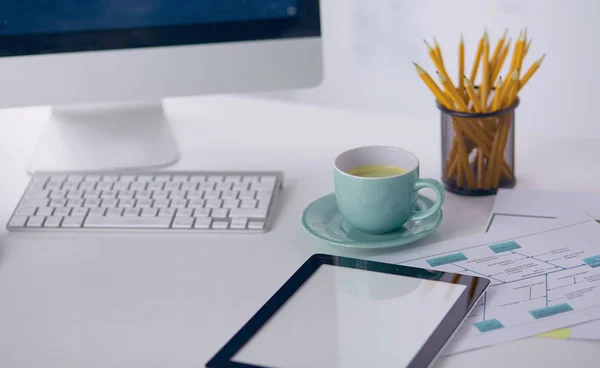 Una taza de café en la mesa de la oficina — Foto de Stock