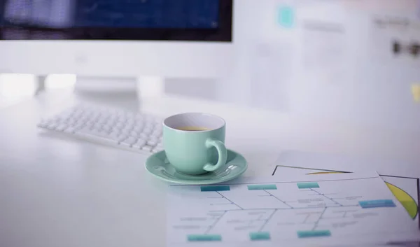 Une tasse de café sur la table du bureau — Photo