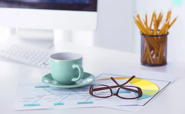 Une tasse de café sur la table du bureau — Photo