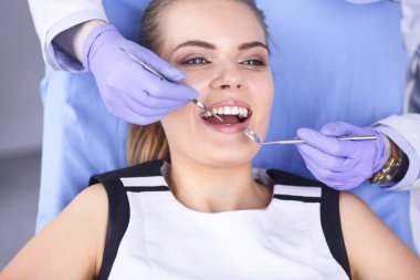 güzel kızı muayene diş hekimi, diş sandalye