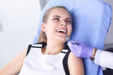 güzel kızı muayene diş hekimi, diş sandalye