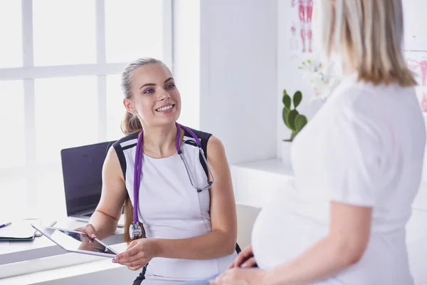 Jinekoloji konsültasyonu. Klinikteki doktoruna hamile bir kadın. — Stok fotoğraf