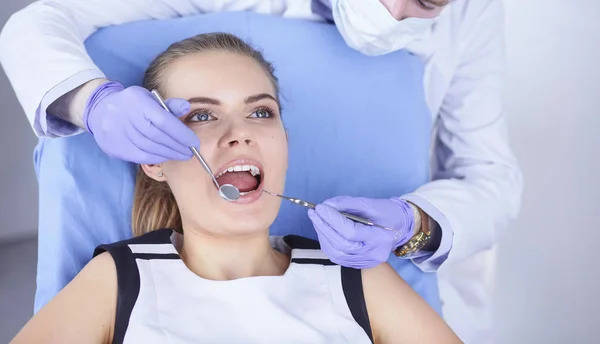 Piękna dziewczyna na fotelu dentystycznym na badania u dentysty — Zdjęcie stockowe