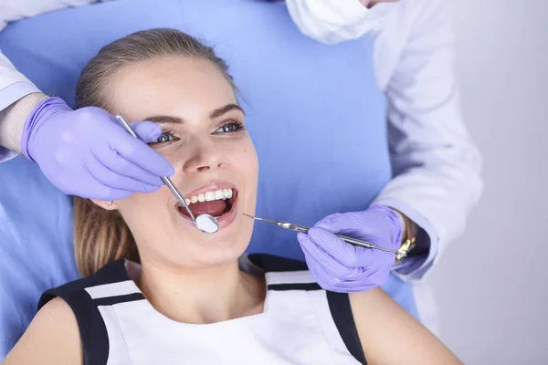 Piękna dziewczyna na fotelu dentystycznym na badania u dentysty — Zdjęcie stockowe