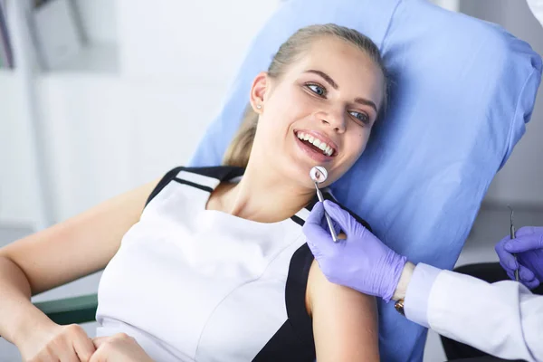 Hermosa chica en la silla dental en el examen en el dentista —  Fotos de Stock