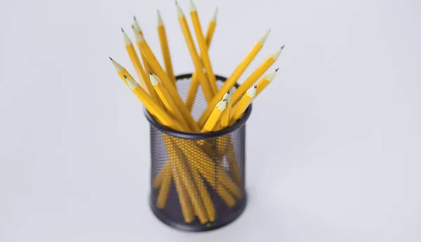 Графитовые карандаши в металлической решетке-контейнере. Концепция — стоковое фото