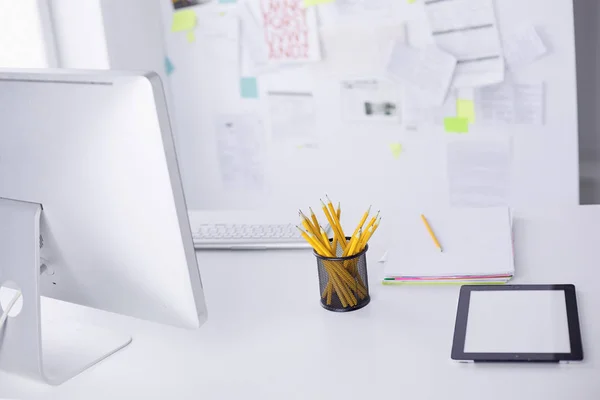 Grafiet potloden in een metalen raster-container. Concept — Stockfoto