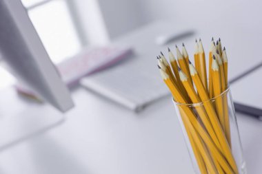 Grafit kalem Ofis masaları cam bardakta. Kavramı