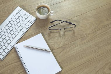 Bir fincan kahve üzerinde Ofis masaları