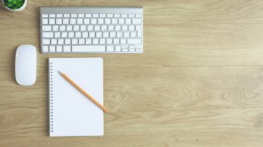 Bilgisayar klavye, fare ve defter bir kalem tablo ile