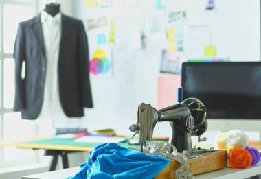 Giysi tasarımcısı masaüstünde Retro dikiş makinesi