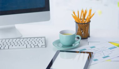 Bir fincan kahve üzerinde Ofis masaları