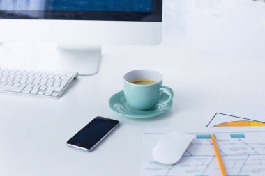 Bir fincan kahve üzerinde Ofis masaları