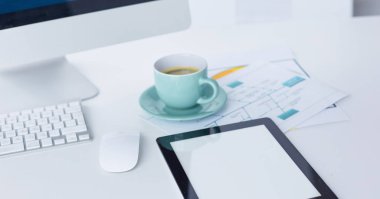 Bir fincan kahve üzerinde Ofis masaları