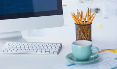 Bir fincan kahve üzerinde Ofis masaları