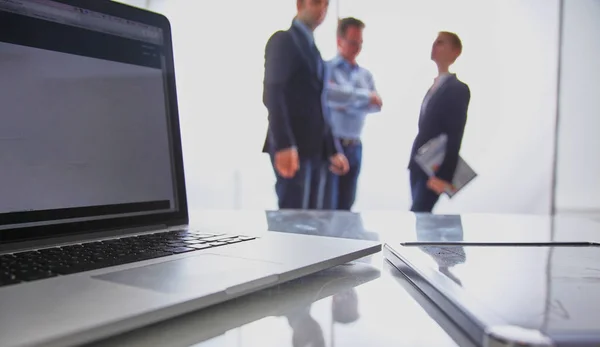 Focus op laptop op de tafel. Wazig mensen op achtergrond — Stockfoto