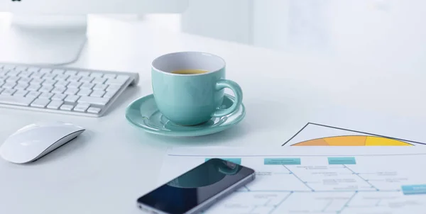 Une tasse de café sur la table du bureau — Photo