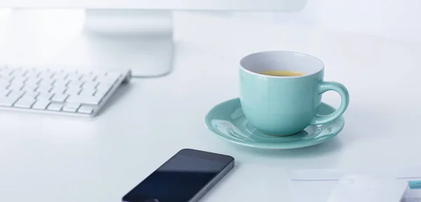Eine Tasse Kaffee auf dem Bürotisch — Stockfoto