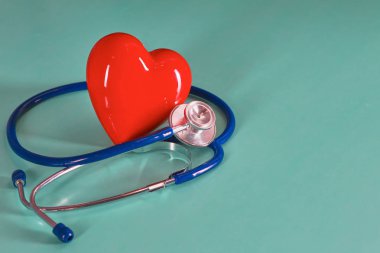 Stetoskop ve kırmızı kalp kontrolü. Sağlık hizmetlerini kavramsallaştır.
