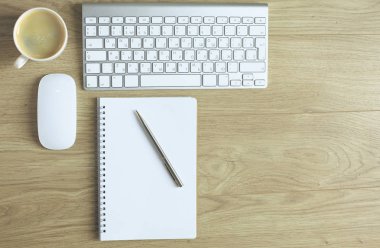 Bir fincan kahve üzerinde Ofis masaları