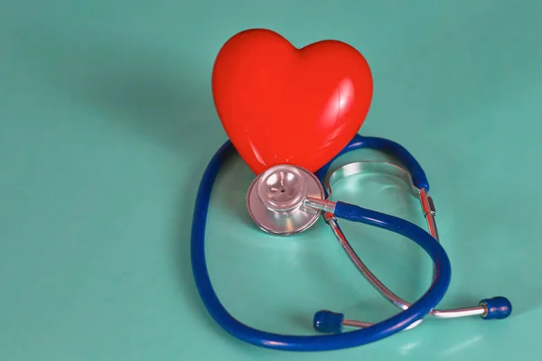 Sztetoszkóp és piros szív szív Check.Concept egészségügyi — Stock Fotó