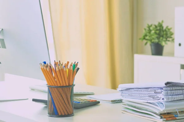 Espace de travail bureau, documents et pensils sur la table de bureau — Photo