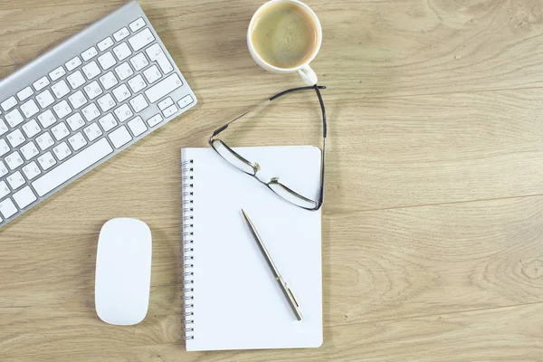 Een kopje koffie op de office-tabel — Stockfoto