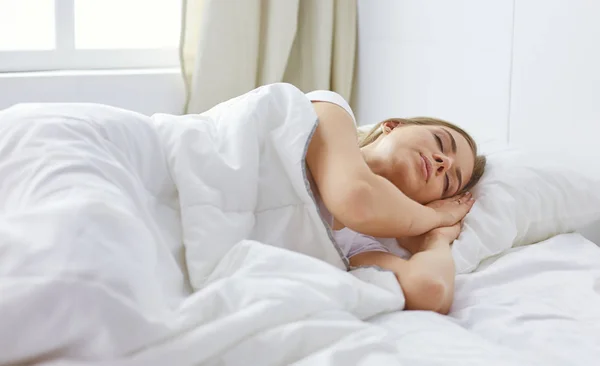 Bella ragazza dorme in camera da letto, sdraiata sul letto — Foto Stock