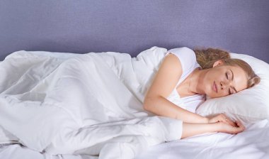 Güzel kız yatakta yatarken yatak odasında, uyuyor