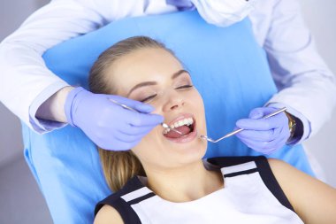 güzel kızı muayene diş hekimi, diş sandalye