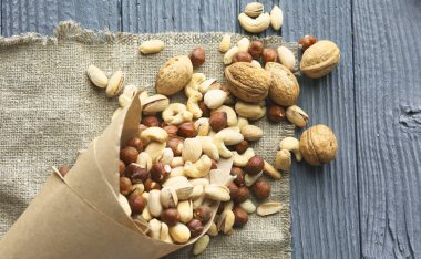 Fındık koyu ahşap bir masa üzerinde ürün yelpazesine. Yukarıdan görüntülemek