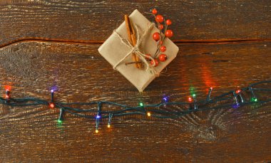 Ahşap arka plan üzerinde Noel ışıkları. Yukarıdan görüntülemek