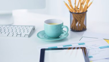 Bir fincan kahve üzerinde Ofis masaları