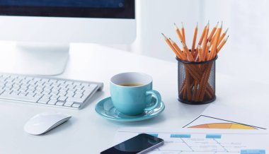 Bir fincan kahve üzerinde Ofis masaları