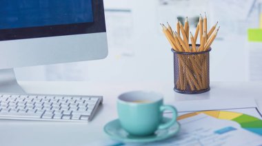 Bir fincan kahve üzerinde Ofis masaları
