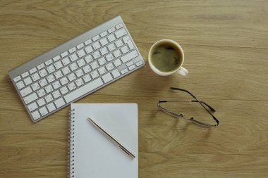 Bir fincan kahve üzerinde Ofis masaları