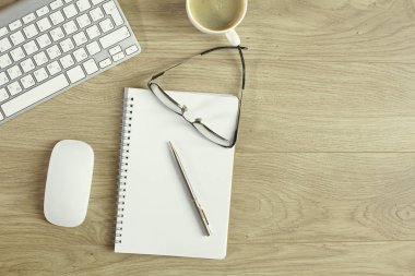Bir fincan kahve üzerinde Ofis masaları