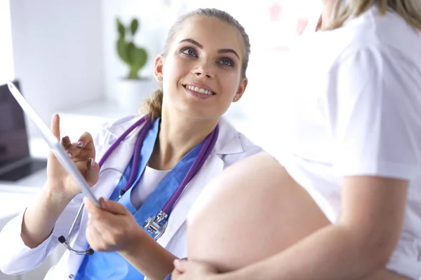 Jinekoloji konsültasyonu. Klinikteki doktoruna hamile bir kadın. — Stok fotoğraf