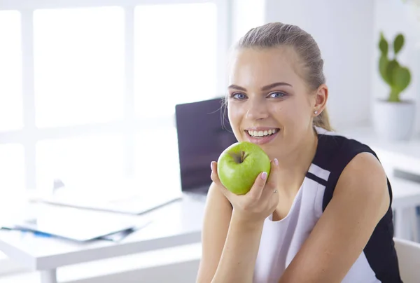 Młoda piękna dziewczyna uśmiechający się z zielonym jabłkiem w dłoni — Zdjęcie stockowe