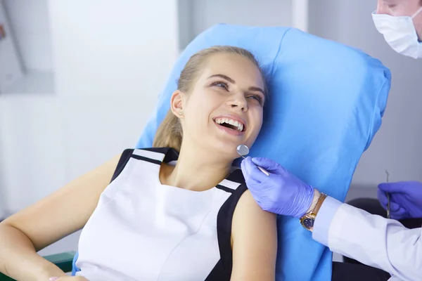 Beautiful girl in the dental chair on the examination at the dentist — Stock Photo, Image