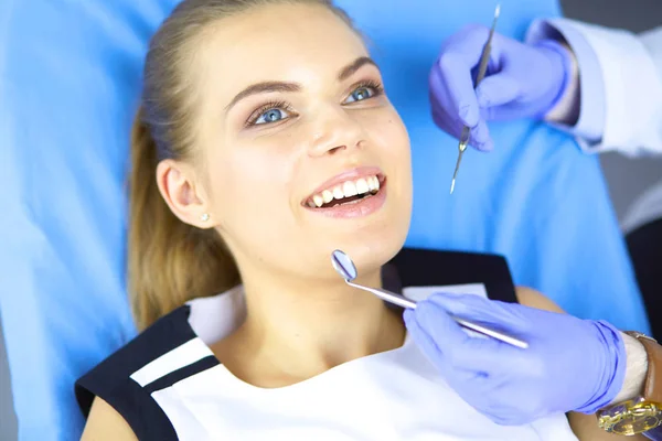 치과에서 검사에 치과 자에서 아름 다운 소녀 — 스톡 사진