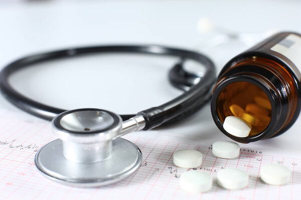 Медицинский, медицинский стетоскоп и таблетки. Здравоохранение или болезни. Таблетки или лекарства в больнице или аптеке
