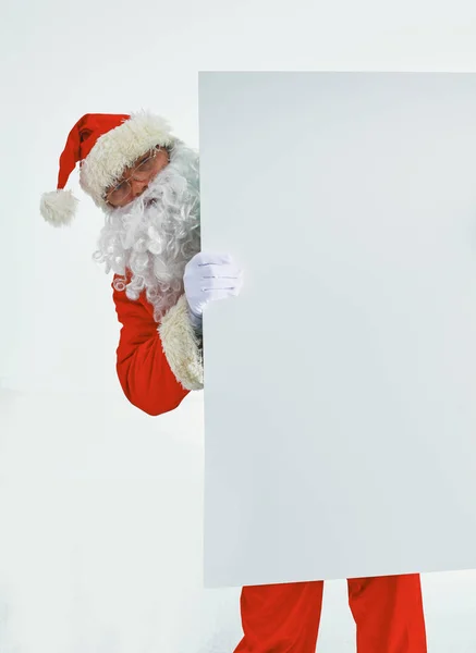 Рождественская тема: счастливый Санта Клаус. На белом фоне — стоковое фото