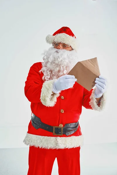 Рождественская тема: счастливый Санта Клаус. На белом фоне — стоковое фото