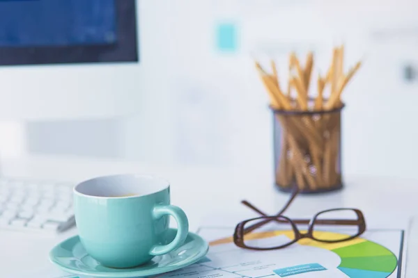 Une tasse de café sur la table du bureau — Photo