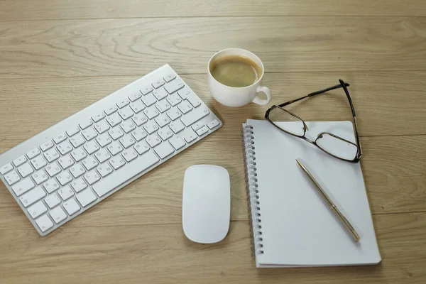 Een kopje koffie op de office-tabel — Stockfoto