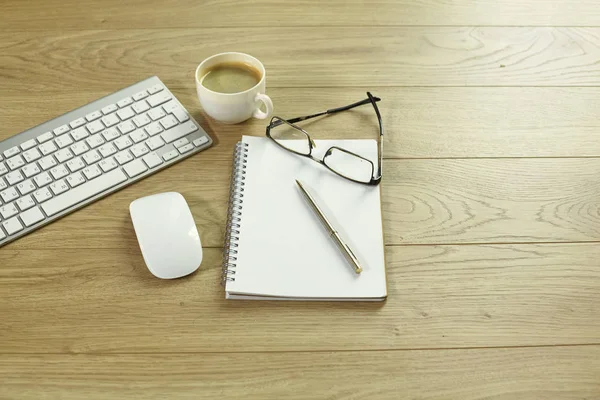 Een kopje koffie op de office-tabel — Stockfoto