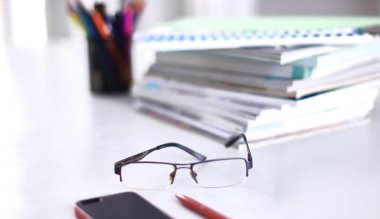 Fındık koyu ahşap bir masa üzerinde ürün yelpazesine. Yukarıdan görüntülemek